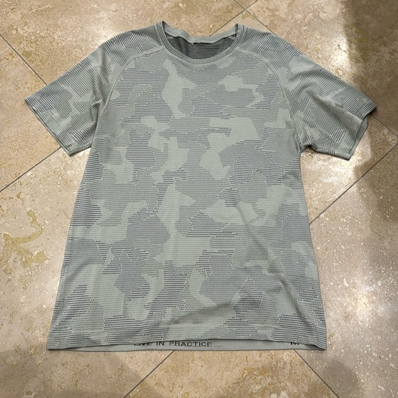 Lululemon T-Shirt - Picture 1 of 2